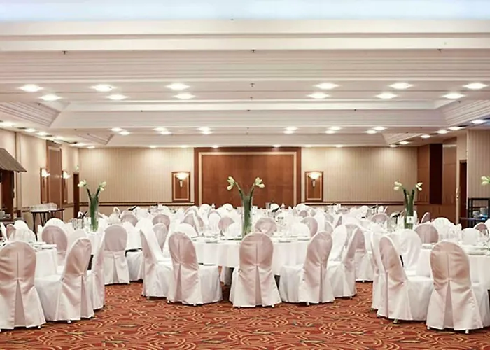 Courtyard By Marriott Airport Hotel