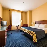 Courtyard By Marriott Airport Hotel Varsavia